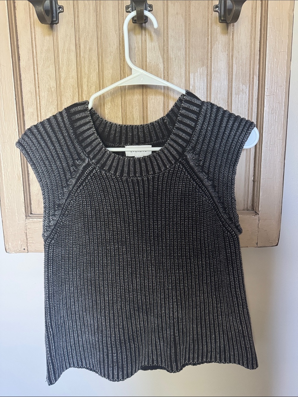 Evereve Black and Gray Ribbed Sleeveless Sweater Tank